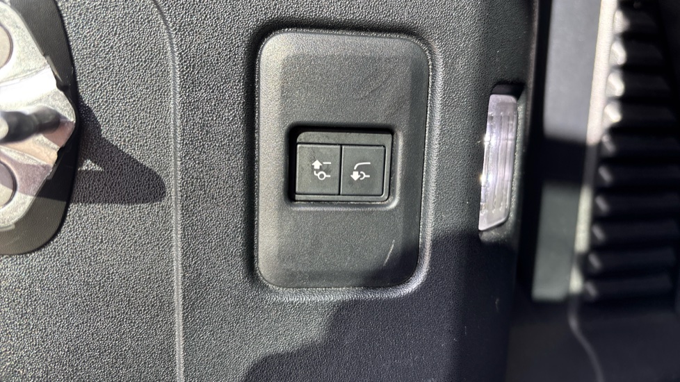 Land Rover Defender 3.0 D250 X-Dynamic HSE 90 3dr Auto Diesel Estate - Image 25