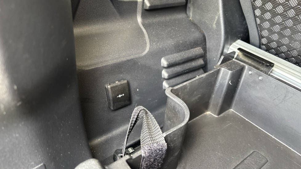 Land Rover Defender 3.0 D250 X-Dynamic HSE 90 3dr Auto Diesel Estate - Image 26