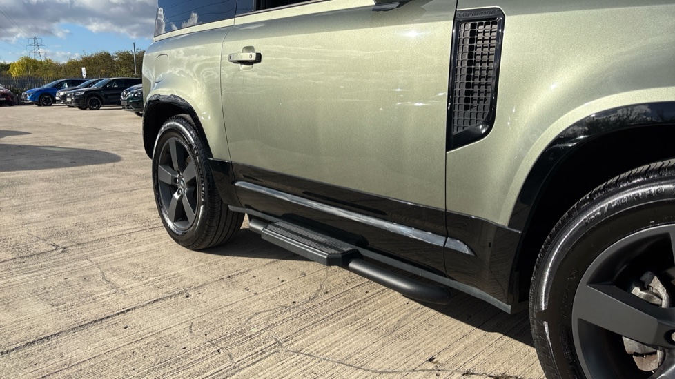 Land Rover Defender 3.0 D250 X-Dynamic HSE 90 3dr Auto Diesel Estate - Image 37