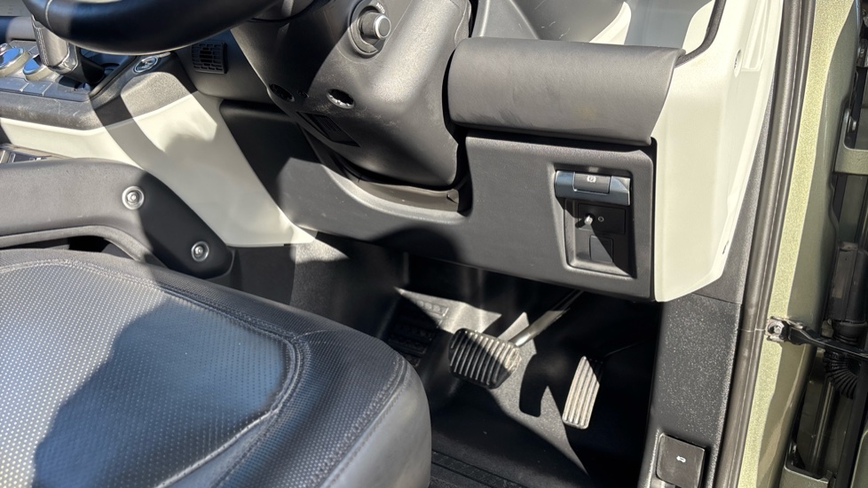 Land Rover Defender 3.0 D250 X-Dynamic HSE 90 3dr Auto Diesel Estate - Image 42