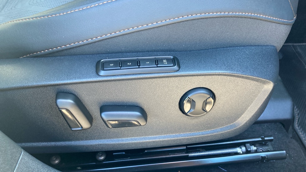 CUPRA Leon 1.5 eTSI 150 V2 5dr DSG Petrol Hatchback - Image 39