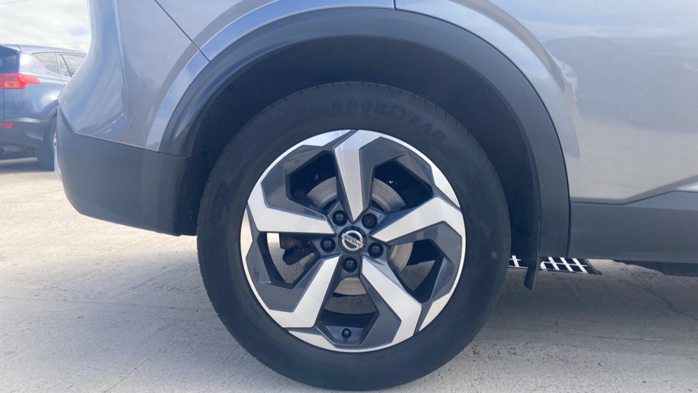 Nissan Qashqai 1.3 DiG-T MH N-Connecta 5dr Petrol Hatchback - Image 7
