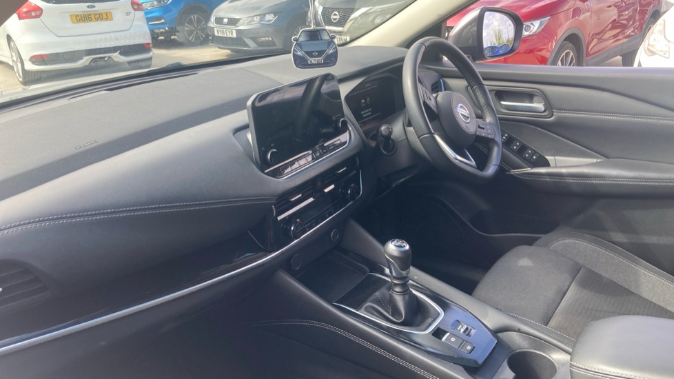 Nissan Qashqai 1.3 DiG-T MH N-Connecta 5dr Petrol Hatchback - Image 9