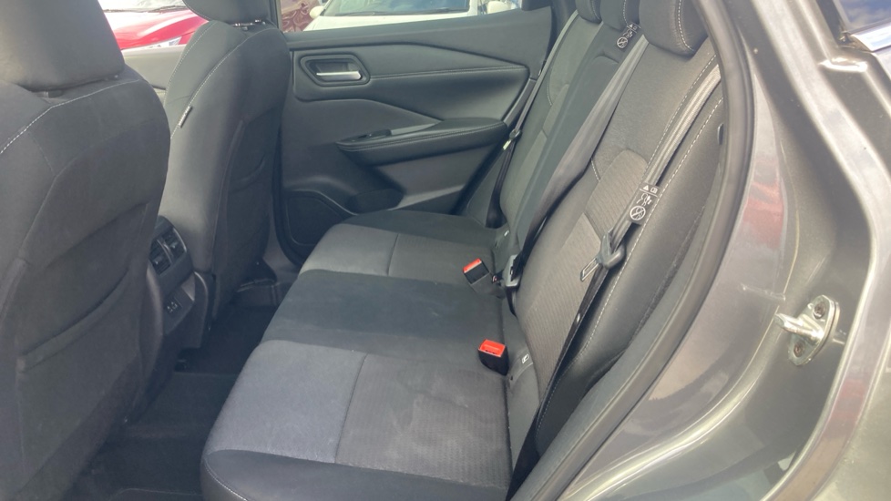 Nissan Qashqai 1.3 DiG-T MH N-Connecta 5dr Petrol Hatchback - Image 16