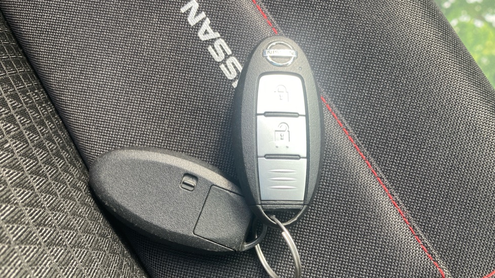 Nissan Qashqai 1.3 DiG-T MH N-Connecta 5dr Petrol Hatchback - Image 20