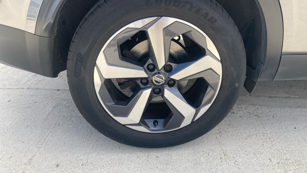 Nissan Qashqai 1.3 DiG-T MH N-Connecta 5dr Petrol Hatchback - Image 30