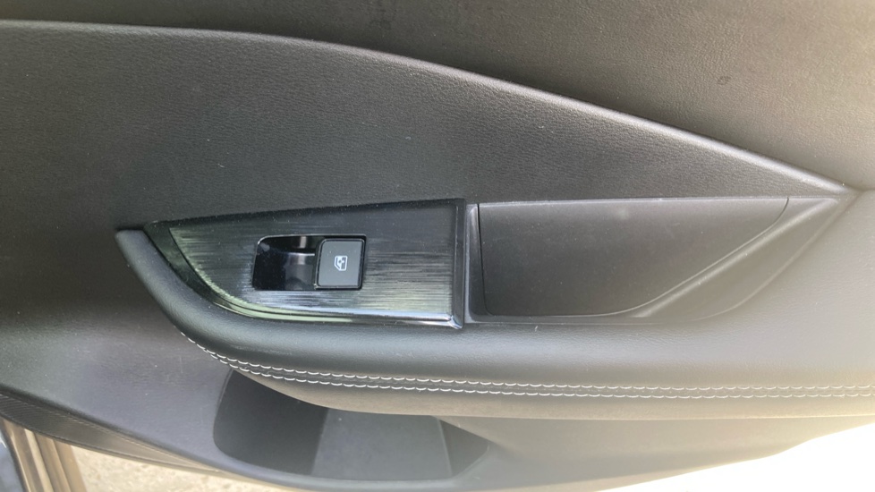 Nissan Qashqai 1.3 DiG-T MH N-Connecta 5dr Petrol Hatchback - Image 31