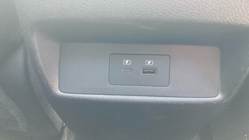 Nissan Qashqai 1.3 DiG-T MH N-Connecta 5dr Petrol Hatchback - Image 33
