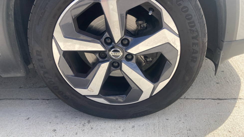 Nissan Qashqai 1.3 DiG-T MH N-Connecta 5dr Petrol Hatchback - Image 36