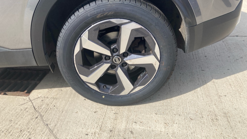 Nissan Qashqai 1.3 DiG-T MH N-Connecta 5dr Petrol Hatchback - Image 41