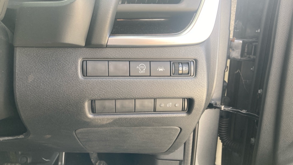 Nissan Qashqai 1.3 DiG-T MH N-Connecta 5dr Petrol Hatchback - Image 43