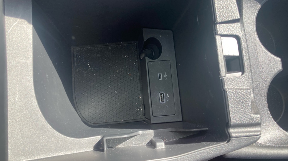 Nissan Qashqai 1.3 DiG-T MH N-Connecta 5dr Petrol Hatchback - Image 46