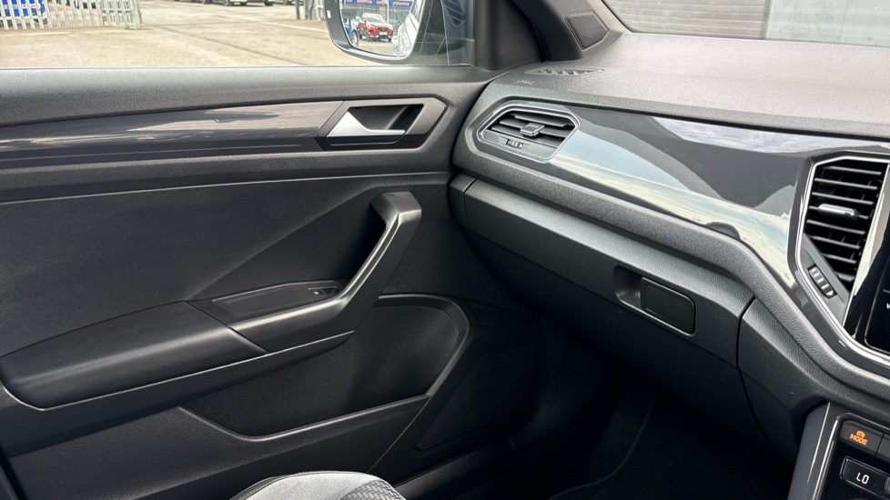 Volkswagen T-Roc 1.5 TSI EVO R-Line 5dr Petrol Hatchback - Image 27