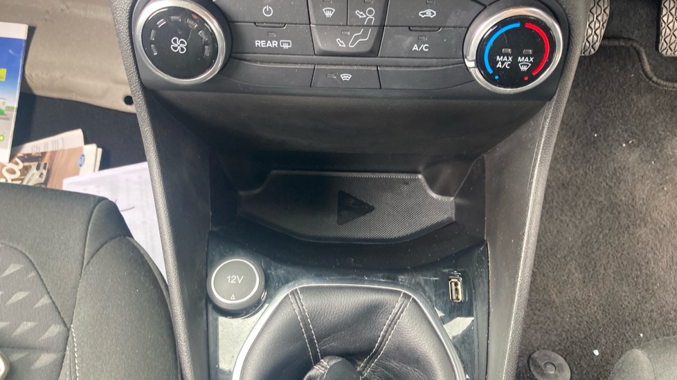 Ford Fiesta 1.0 EcoBoost Zetec 5dr Petrol Hatchback - Image 37