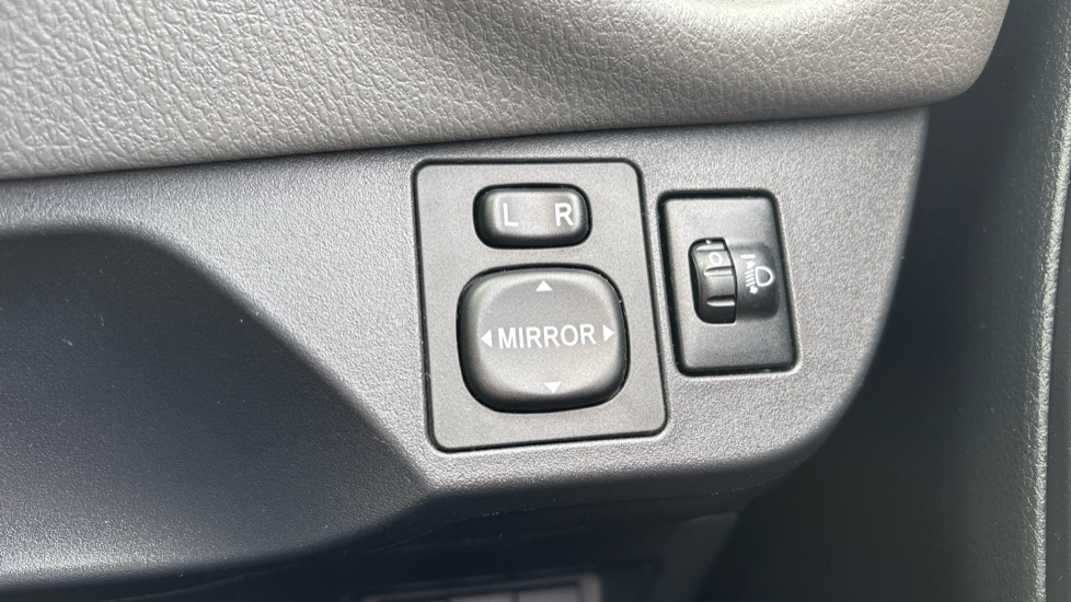 Toyota Yaris 1.5 VVT-i Icon Tech 5dr Petrol Hatchback - Image 21