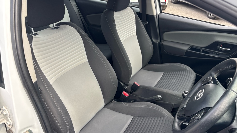 Toyota Yaris 1.5 VVT-i Icon Tech 5dr Petrol Hatchback - Image 33
