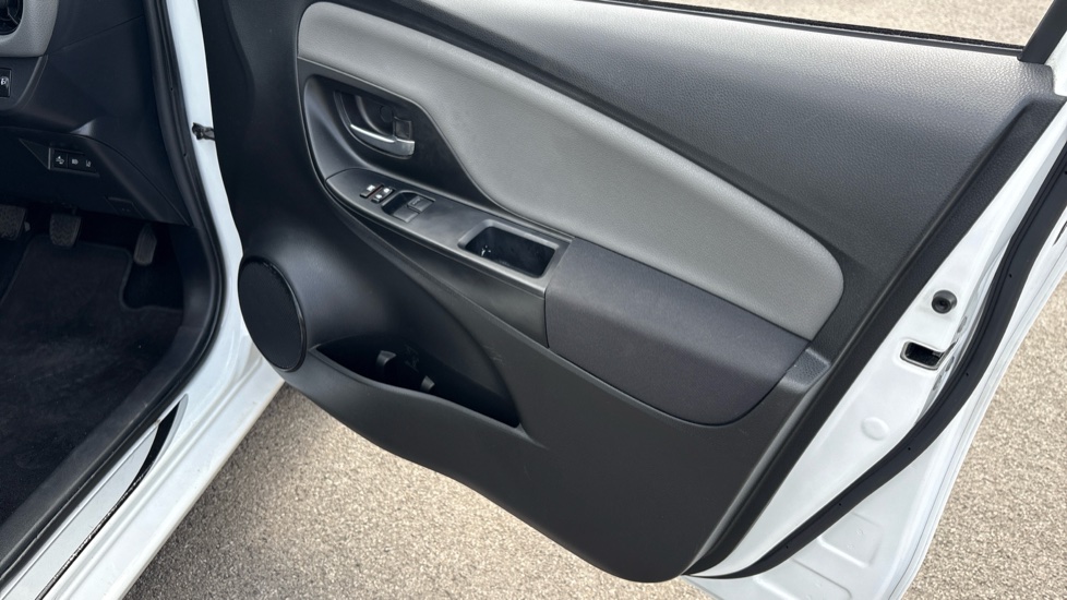 Toyota Yaris 1.5 VVT-i Icon Tech 5dr Petrol Hatchback - Image 34