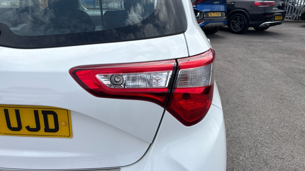Toyota Yaris 1.5 VVT-i Icon Tech 5dr Petrol Hatchback - Image 39