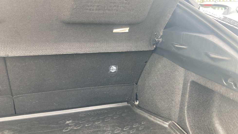 Toyota C-HR 1.8 Hybrid Design 5dr CVT Hybrid Hatchback - Image 21