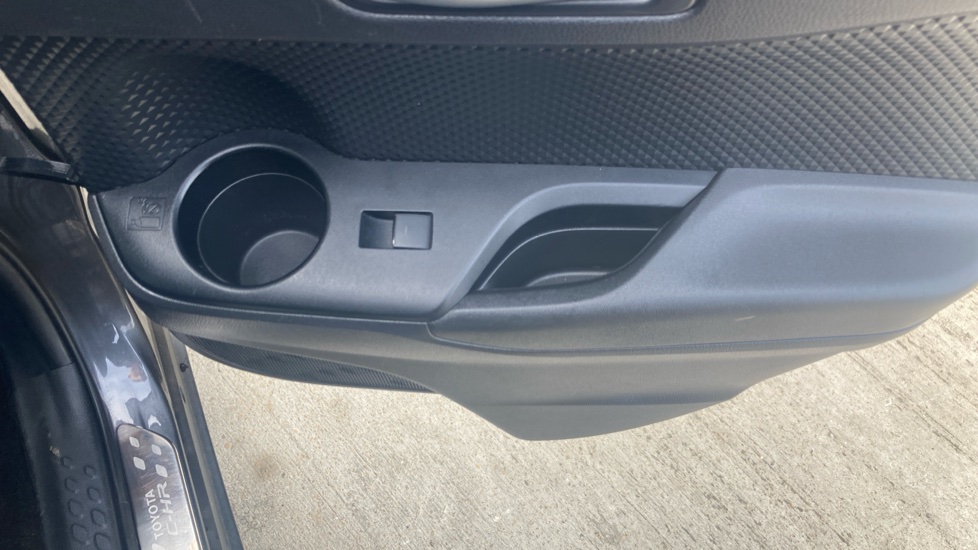 Toyota C-HR 1.8 Hybrid Design 5dr CVT Hybrid Hatchback - Image 29