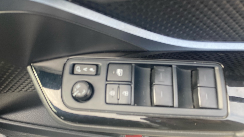 Toyota C-HR 1.8 Hybrid Design 5dr CVT Hybrid Hatchback - Image 39
