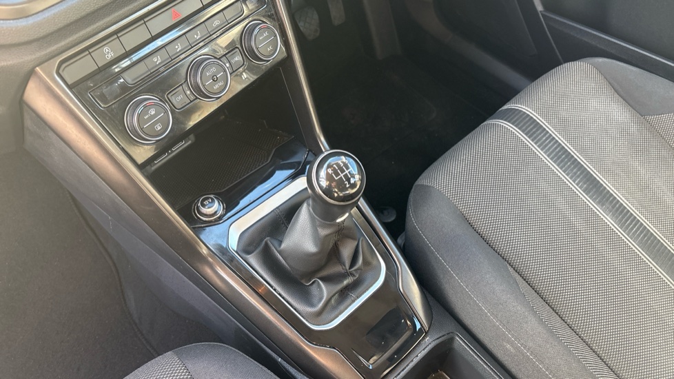 Volkswagen T-Roc 1.5 TSI EVO SE 5dr Petrol Hatchback - Image 13