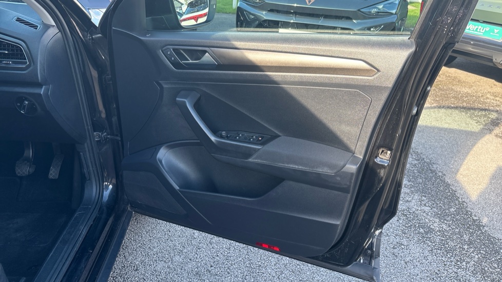 Volkswagen T-Roc 1.5 TSI EVO SE 5dr Petrol Hatchback - Image 31