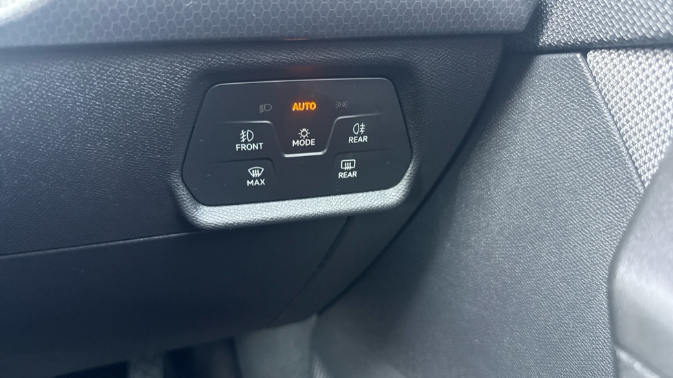 SEAT Leon 1.5 TSI EVO SE Dynamic 5dr Petrol Hatchback - Image 38