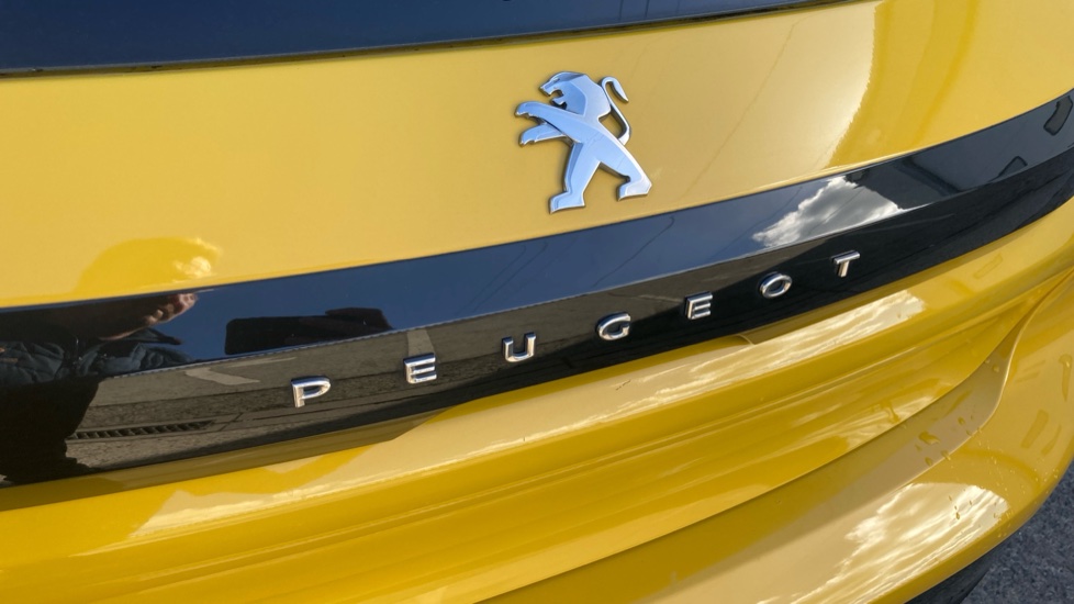 Peugeot 208 1.2 PureTech 100 Allure Premium 5dr EAT8 Petrol Hatchback - Image 23