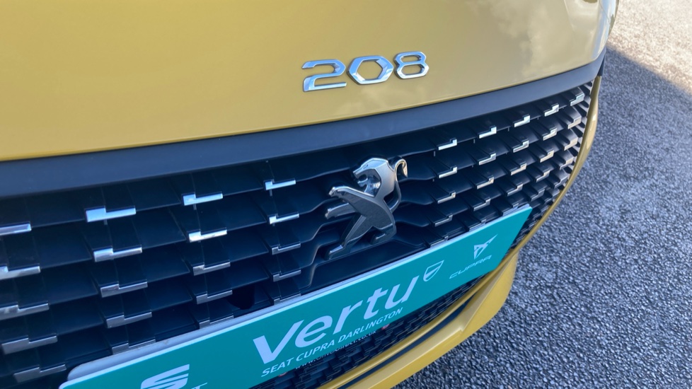 Peugeot 208 1.2 PureTech 100 Allure Premium 5dr EAT8 Petrol Hatchback - Image 25