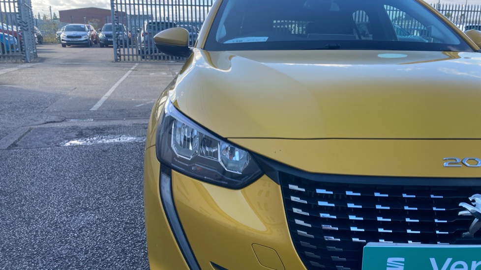 Peugeot 208 1.2 PureTech 100 Allure Premium 5dr EAT8 Petrol Hatchback - Image 26