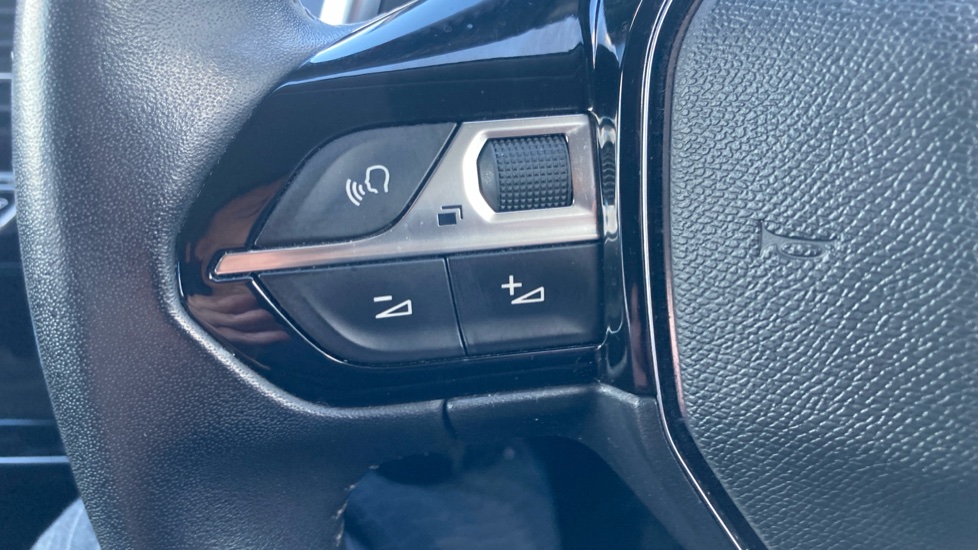 Peugeot 208 1.2 PureTech 100 Allure Premium 5dr EAT8 Petrol Hatchback - Image 33