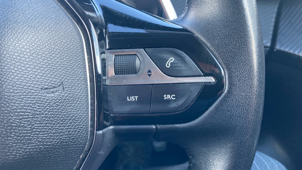 Peugeot 208 1.2 PureTech 100 Allure Premium 5dr EAT8 Petrol Hatchback - Image 34