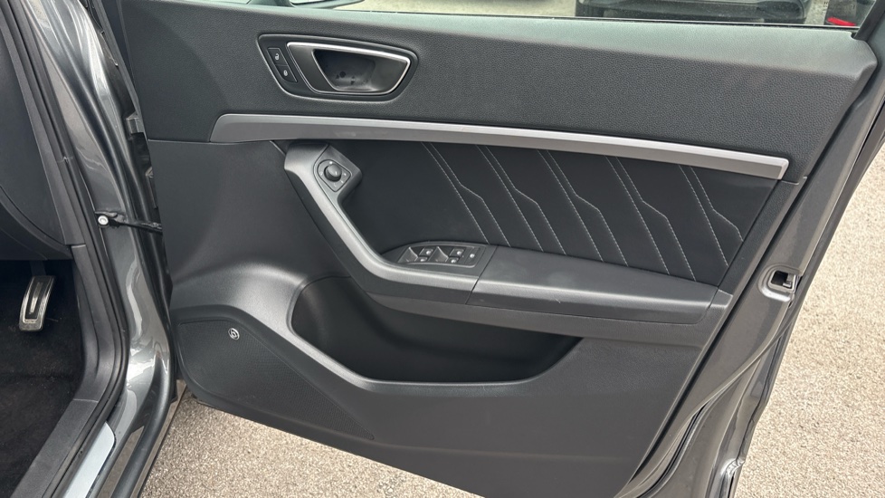 SEAT Ateca 1.5 TSI EVO FR Black Edition 5dr Petrol Estate - Image 19