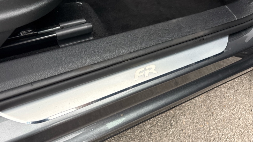 SEAT Ateca 1.5 TSI EVO FR Black Edition 5dr Petrol Estate - Image 33