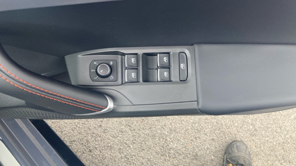 SEAT Leon 1.5 eTSI 115 FR Black Edition 5dr DSG [DAP] Petrol Hatchback - Image 38