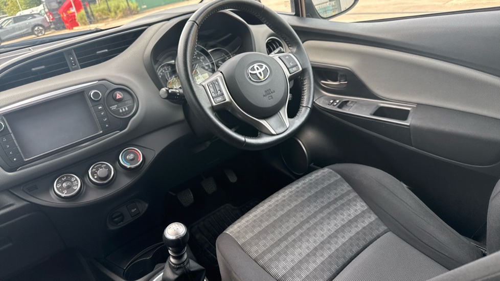Toyota Yaris 1.33 VVT-i Icon 5dr Petrol Hatchback - Image 9