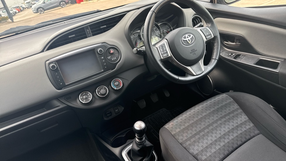 Toyota Yaris 1.33 VVT-i Icon 5dr Petrol Hatchback - Image 11