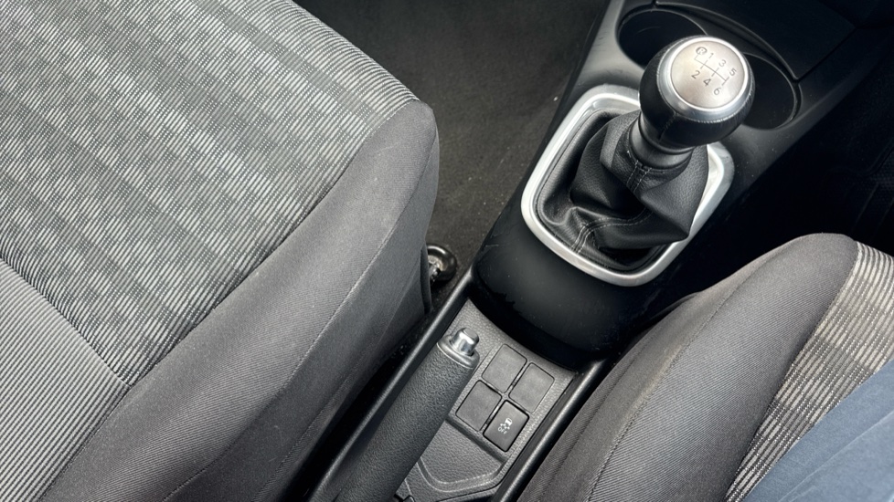 Toyota Yaris 1.33 VVT-i Icon 5dr Petrol Hatchback - Image 29