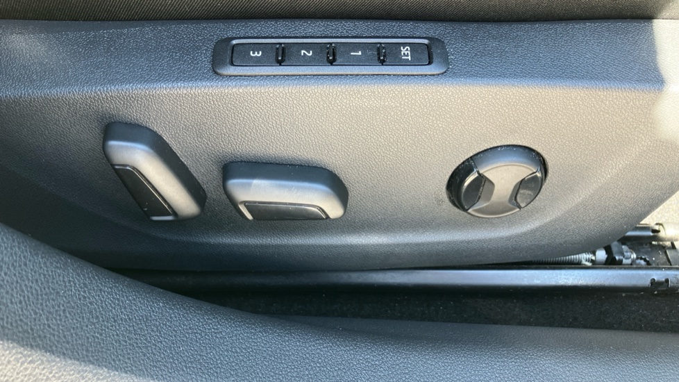 Skoda Octavia 2.0 TSI vRS 5dr DSG Petrol Estate - Image 37