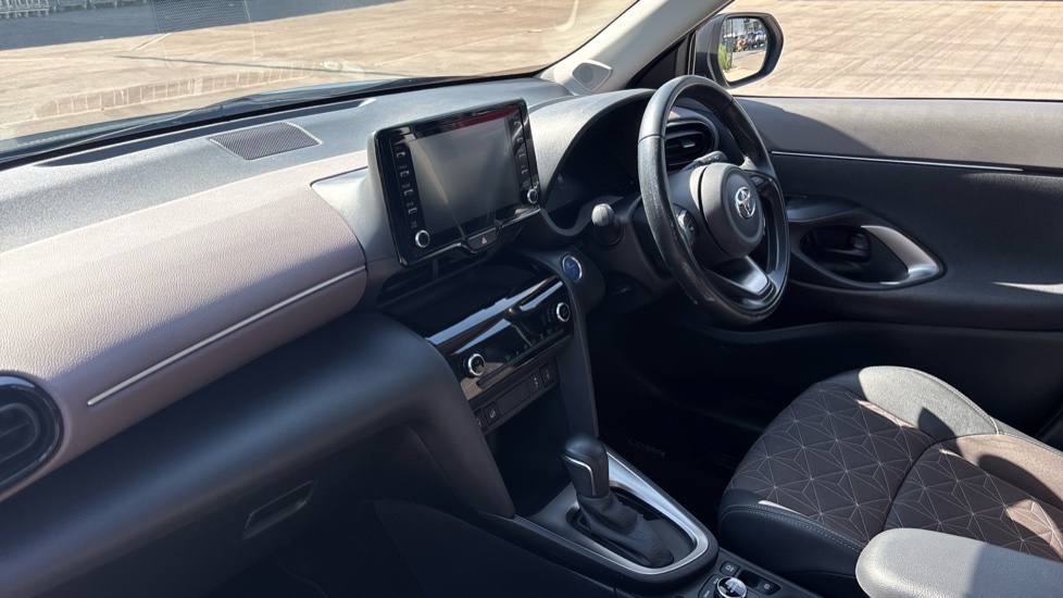 Toyota Yaris Cross 1.5 Hybrid Excel AWD 5dr CVT Hybrid Estate - Image 9