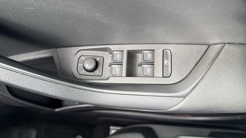 Skoda Karoq 1.5 TSI SE Technology 5dr DSG Petrol Estate - Image 32