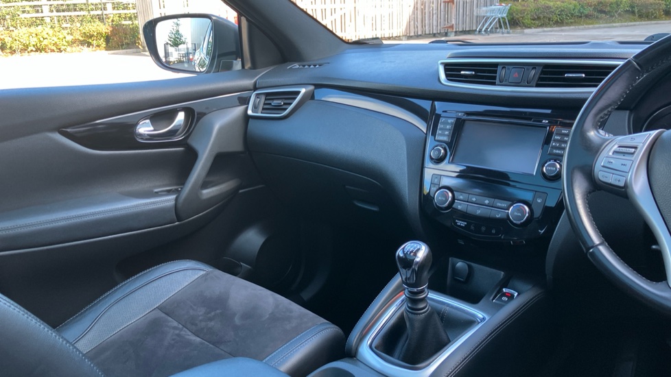 Nissan Qashqai 1.5 dCi N-Vision 5dr Diesel Hatchback - Image 14