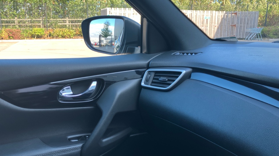 Nissan Qashqai 1.5 dCi N-Vision 5dr Diesel Hatchback - Image 26