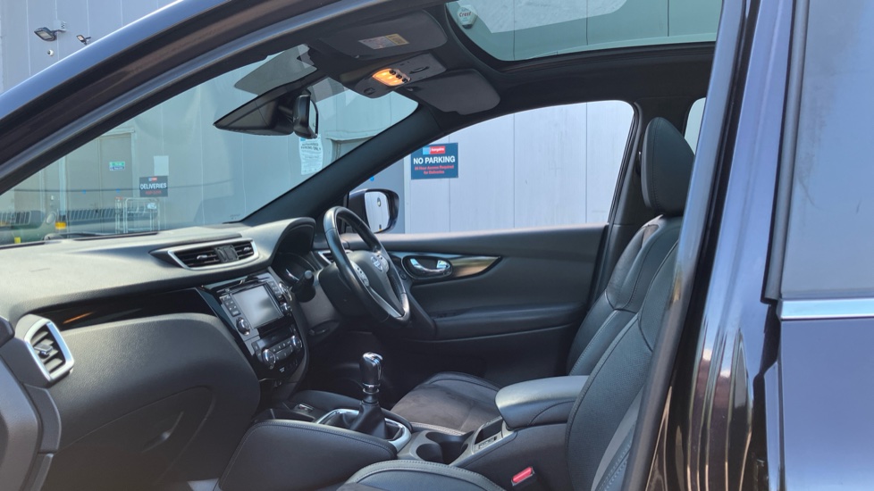 Nissan Qashqai 1.5 dCi N-Vision 5dr Diesel Hatchback - Image 58