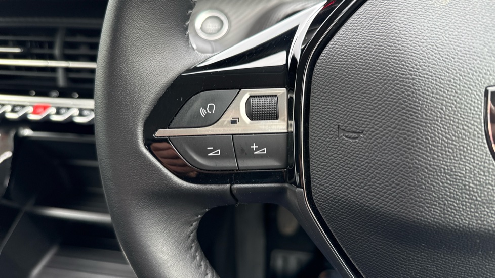 Peugeot 208 1.2 PureTech Active 5dr Petrol Hatchback - Image 30