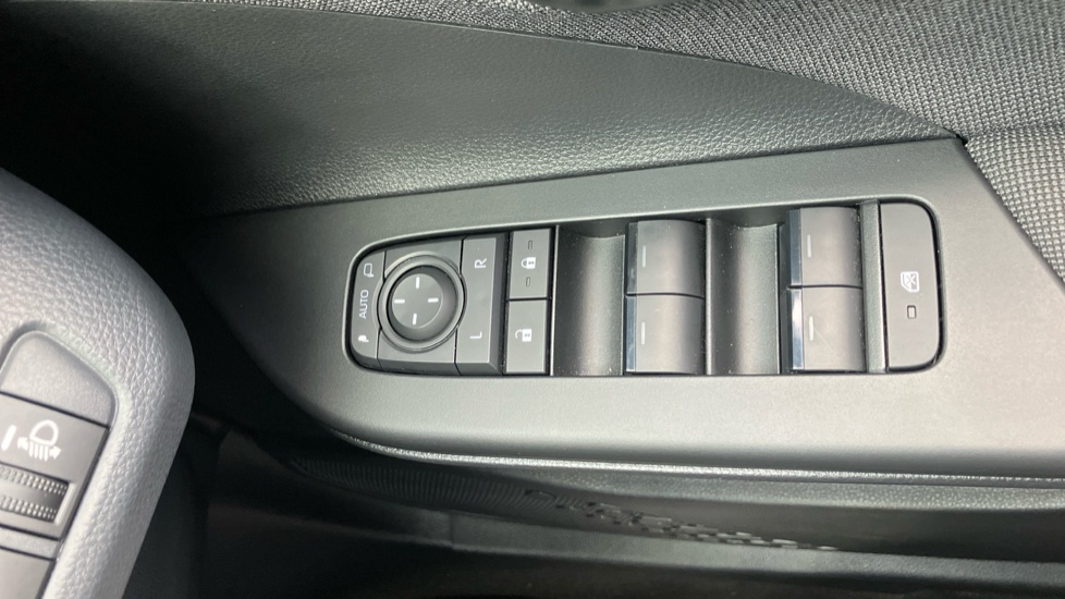 Toyota C-HR 1.8 Hybrid Design 5dr CVT Hybrid Hatchback - Image 34