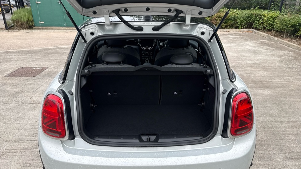 MINI Hatchback 135kW Cooper S Level 2 33kWh 3dr Auto Electric Hatchback - Image 4