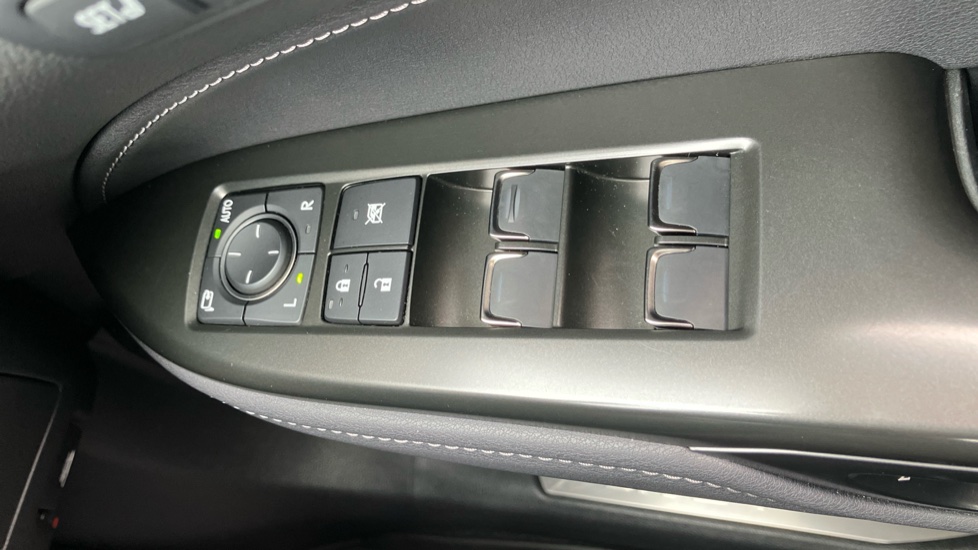 Lexus NX 350h 2.5 Takumi 5dr E-CVT [Pan roof] Hybrid Estate - Image 40
