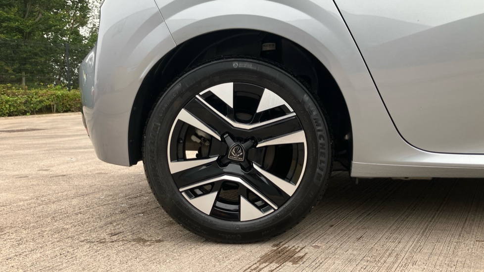 Peugeot 208 1.2 PureTech 100 Allure 5dr Petrol Hatchback - Image 7